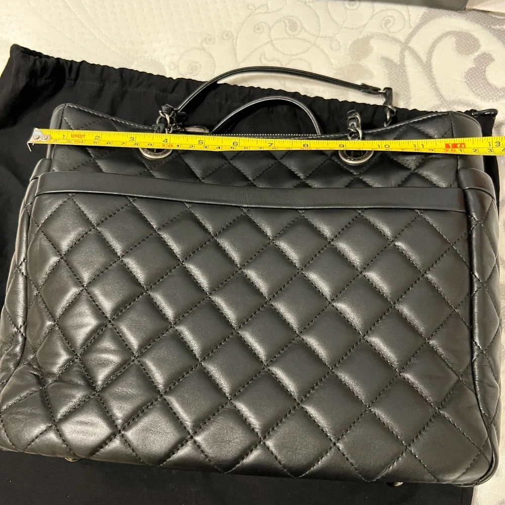 Chanel shoulder handbag with zipper